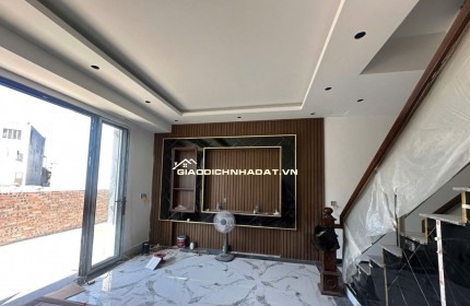 Nhà mới xây kính koong, thiết kế đẹp, có khe thoáng sau nhà thông gió hoá giải xung sát – Hợp phong thuỷ. Ô tô nhỏ đỗ cửa giá 3,75 tỷ
